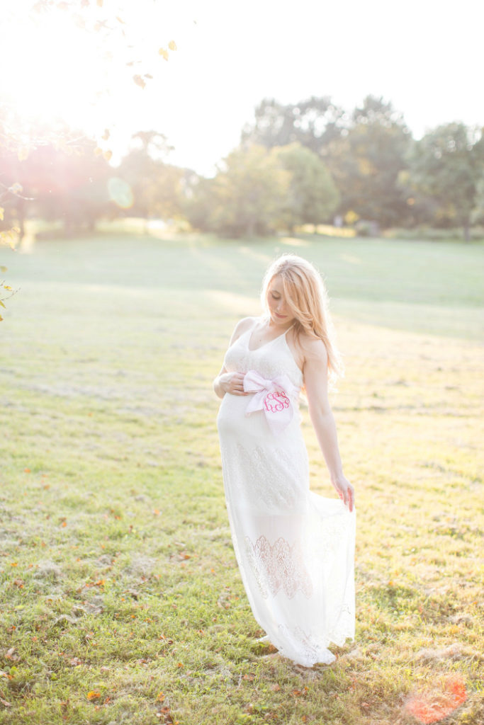 maternity pictures bow sash